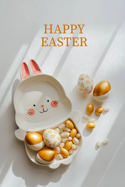 Kartu Paskah Bahagia Piring Lucu Dalam Bentuk Kelinci Dengan Telur — Stok Foto