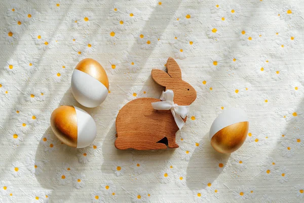 Kelinci Paskah Kayu Dan Telur Emas Atas Meja Konsep Liburan — Stok Foto