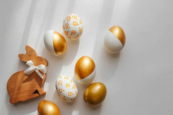 Kelinci Paskah Kayu Dan Telur Emas Latar Belakang Putih Konsep — Stok Foto