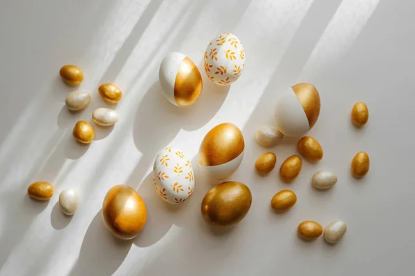 Telur Keemasan Paskah Dan Permen Latar Belakang Putih Konsep Liburan — Stok Foto