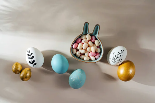 Telur Paskah Dengan Permen Beige Selamat Paskah Konsep Telur Putih — Stok Foto