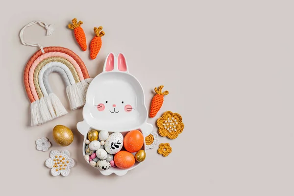 Dekorasi Paskah Dengan Piring Lucu Dalam Bentuk Kelinci Dengan Telur — Stok Foto