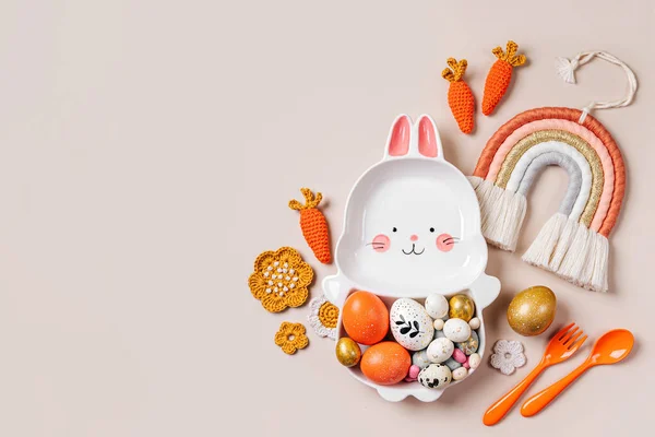 Dekorasi Paskah Dengan Piring Lucu Dalam Bentuk Kelinci Dengan Telur — Stok Foto