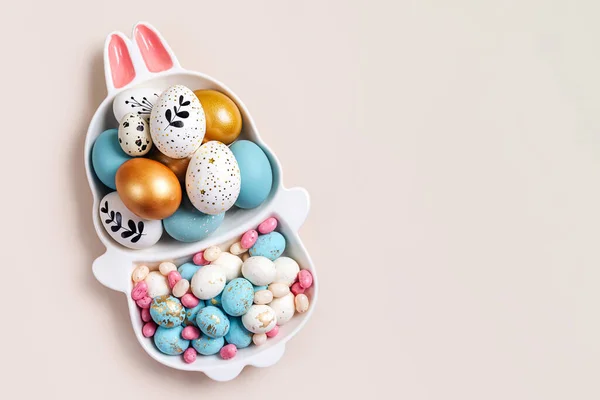 Selamat Paskah Konsep Cute Piring Dalam Bentuk Kelinci Dengan Telur — Stok Foto