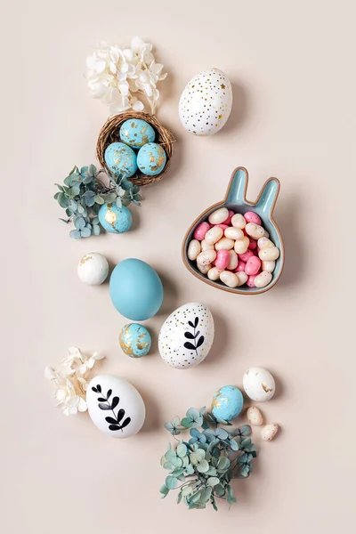 Telur Paskah Dengan Permen Dan Bunga Krem Selamat Paskah Konsep — Stok Foto