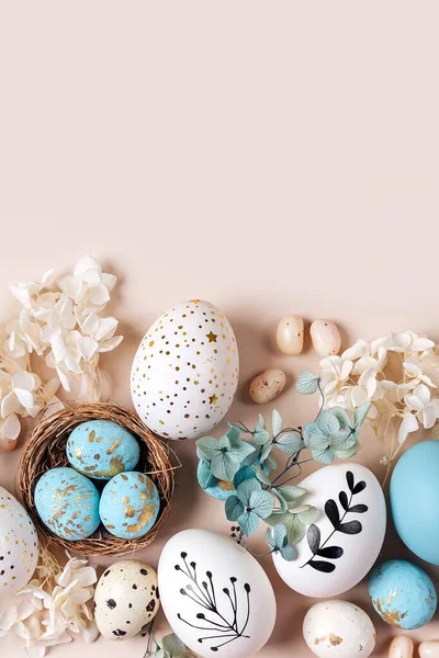 Huevos Pascua Con Dulces Flores Beige Feliz Concepto Pascua Huevos — Foto de Stock
