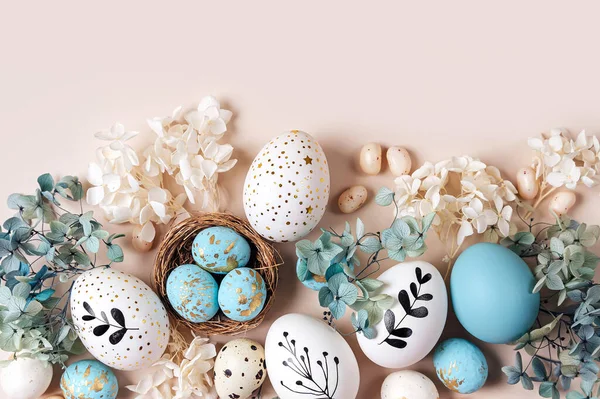 Pisanki Słodyczami Kwiatami Beżu Wesołych Świąt Białe Niebieskie Jaja Słodkie — Zdjęcie stockowe