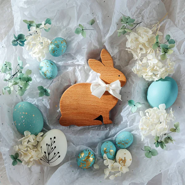 Kelinci Paskah Dan Telur Paskah Dengan Permen Dan Bunga Atas — Stok Foto