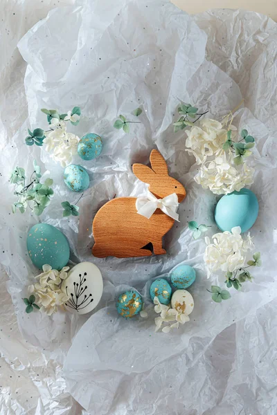 Kelinci Paskah Dan Telur Paskah Dengan Permen Dan Bunga Atas — Stok Foto