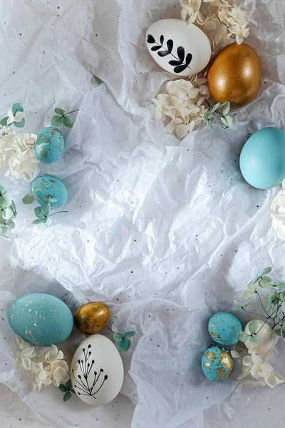 Telur Paskah Dengan Permen Dan Bunga Dengan Salinan Ruang Atas — Stok Foto