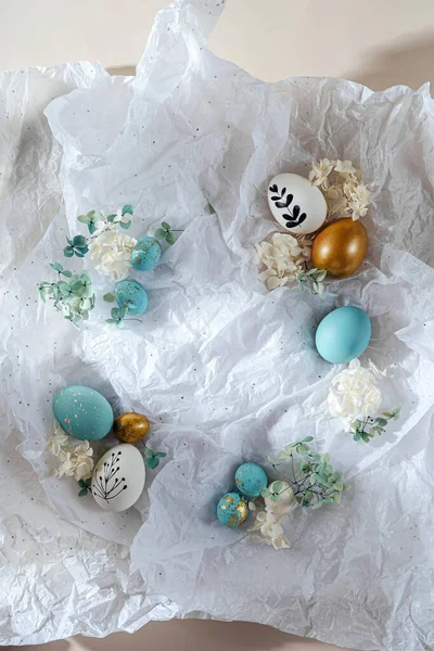 Telur Paskah Dengan Permen Dan Bunga Dengan Salinan Ruang Atas — Stok Foto