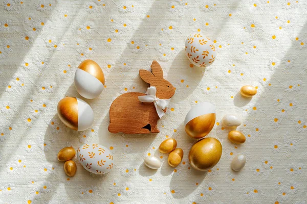 Kelinci Paskah Kayu Dan Telur Emas Dengan Permen Atas Meja Stok Gambar Bebas Royalti