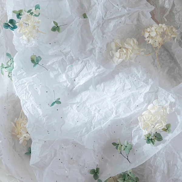 Latar Belakang Abstrak Dengan Kertas Pembungkus Kusut Putih Dengan Bunga Stok Foto Bebas Royalti