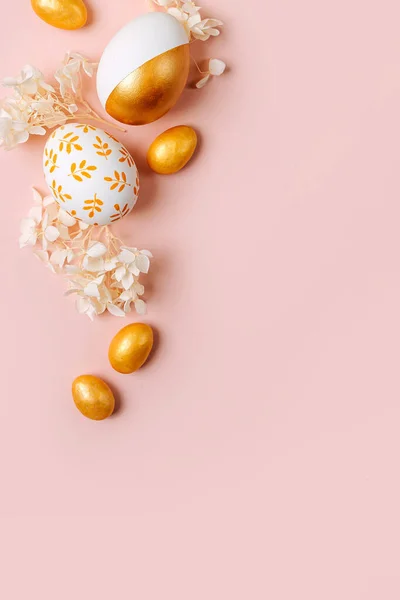 Telur Emas Paskah Dan Bunga Putih Pada Latar Belakang Pastel — Stok Foto
