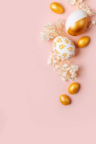 Telur Emas Paskah Dan Bunga Putih Pada Latar Belakang Pastel — Stok Foto