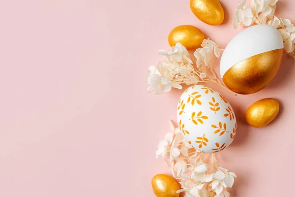 Huevos Dorados Pascua Flores Blancas Sobre Fondo Rosa Pastel Concepto — Foto de Stock