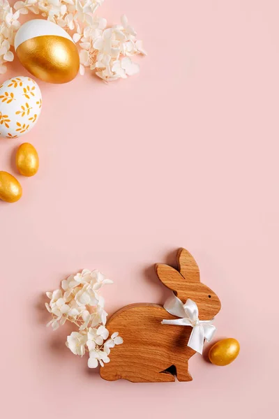 Kelinci Paskah Dan Telur Emas Dengan Permen Dan Bunga Latar — Stok Foto