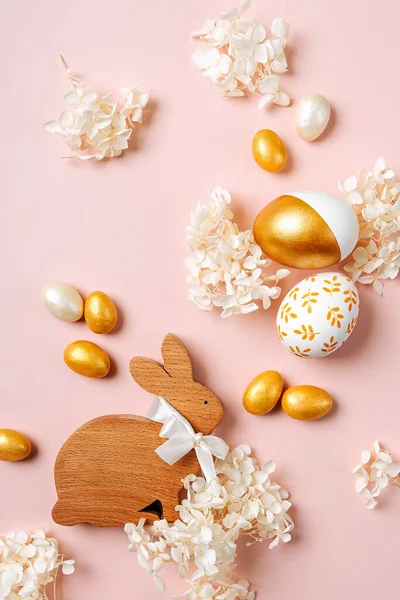 Kelinci Paskah Dan Telur Emas Dengan Permen Dan Bunga Latar — Stok Foto