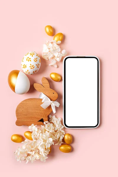Mockup Smartphone Dengan Telur Emas Paskah Permen Dan Bunga Latar — Stok Foto