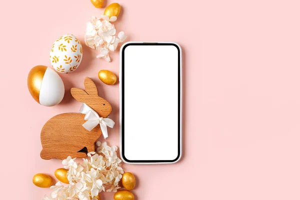 Mockup Smartphone Dengan Telur Emas Paskah Permen Dan Bunga Latar — Stok Foto