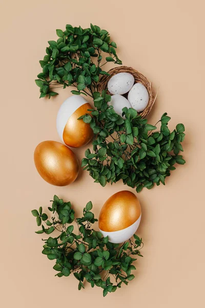 Telur Keemasan Paskah Dengan Bunga Hijau Latar Beige Konsep Liburan — Stok Foto