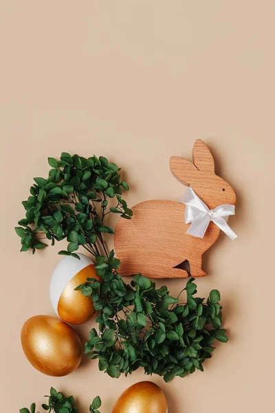 Kelinci Paskah Dan Telur Emas Dengan Bunga Hijau Latar Beige — Stok Foto