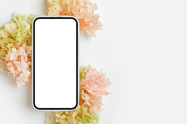 Smartphone Mockup Dengan Bunga Merah Muda Dan Hijau Tipuan Layar — Stok Foto