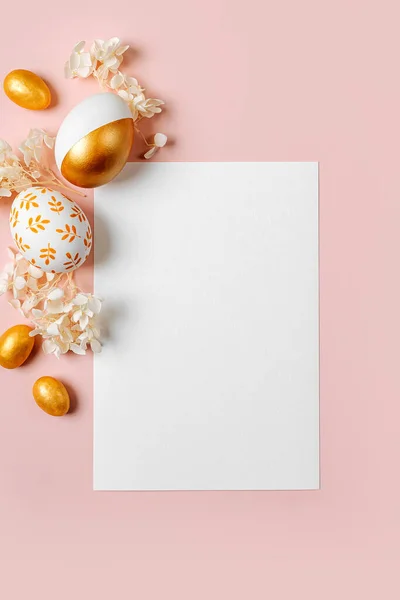 Frohe Ostern Card Mock Leere Karte Mit Goldenen Ostereiern Süßigkeiten Stockbild