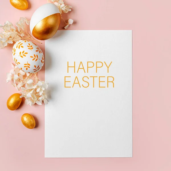 Frohe Ostern Ostereier Mit Süßigkeiten Und Blumen Auf Pastellrosa Hintergrund Stockfoto