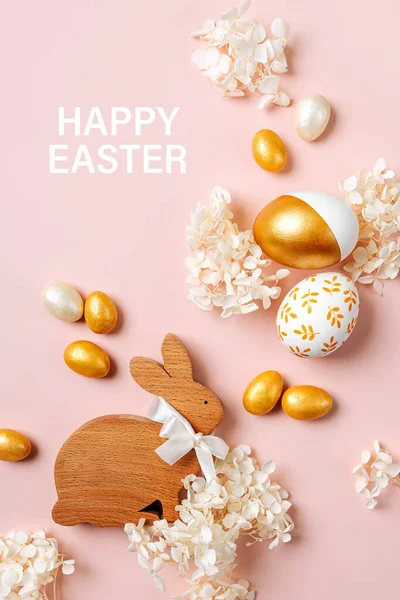 Frohe Ostern Osterhase Und Goldene Eier Mit Süßigkeiten Und Blumen Stockbild