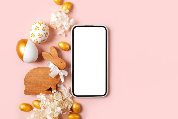 Smartphone Mockup Com Ovos Ouro Páscoa Doces Flores Fundo Rosa Imagens De Bancos De Imagens Sem Royalties