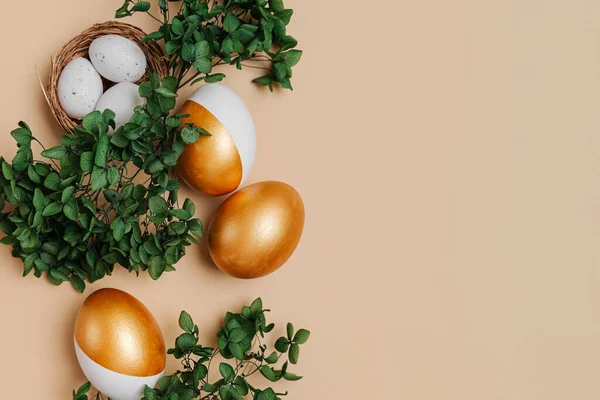 Великодні Золоті Яйця Зеленими Квітами Бежевому Фоні Концепція Свята Щасливі Стокове Фото