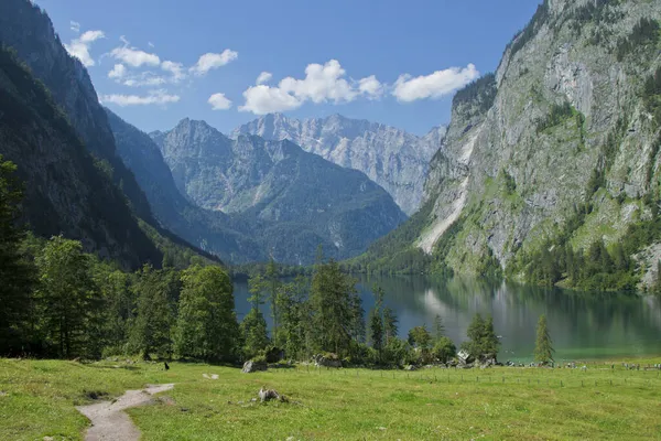 Ulusal Park Berchtesgaden, Schoenau am Koenigssee, Obersee 'ye yürüyüş yolu.