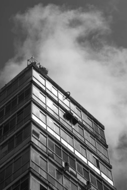 fotografia erm petro e branco de predios e da cidade