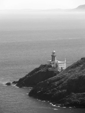 Okyanustaki bir adada deniz feneri