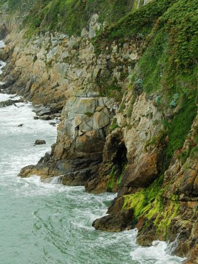 Kayalıklarda okyanus ve deniz
