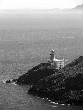 Deniz kenarında bir deniz feneri