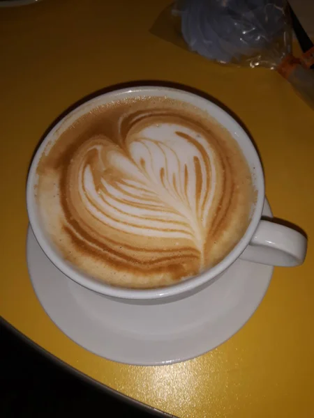 Auf Dem Tisch Liegt Eine Tasse Aromatischer Kaffee — Stockfoto