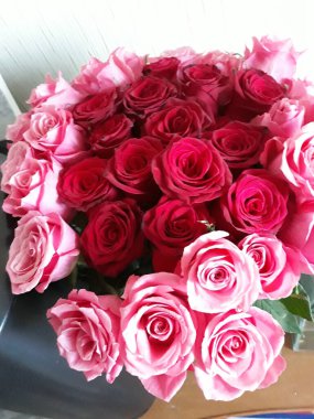 İki renkli bir buket muhteşem gül..