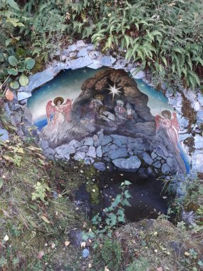 Rusya, Sibirya, Altai Cumhuriyeti, Patmos adası, kayadaki görüntü, Beytüllahim 'deki mağaradaki Magi' nin yeni doğan İsa 'ya olan hayranlığını gösteren ikon..