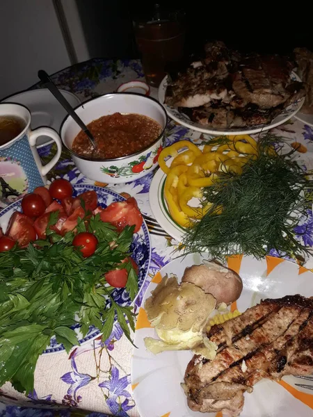 Masada kırsal bir akşam yemeği var..