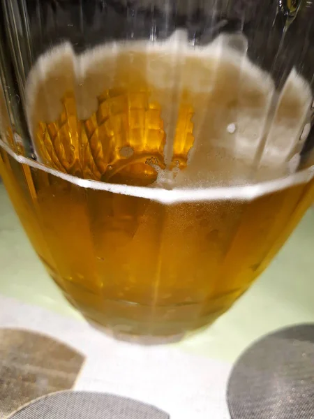 Hay Una Jarra Cerveza Sobre Mesa — Foto de Stock