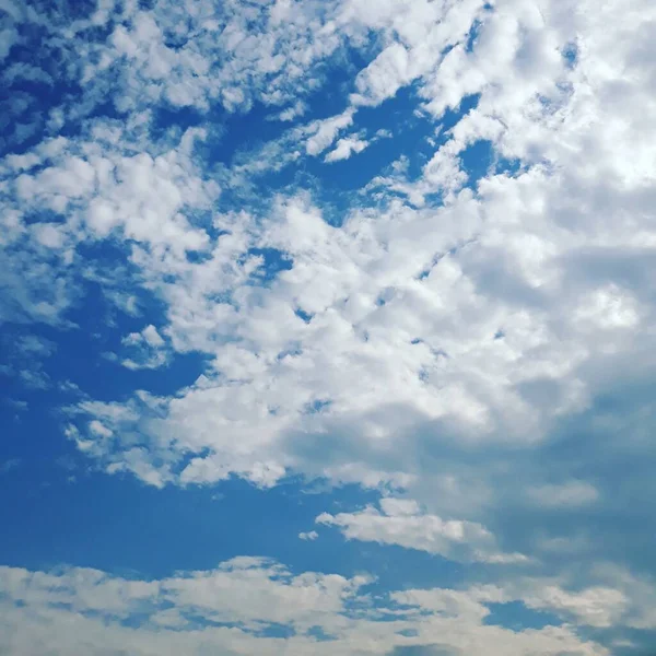 Céu Azul Com Nuvens Suaves — Fotografia de Stock