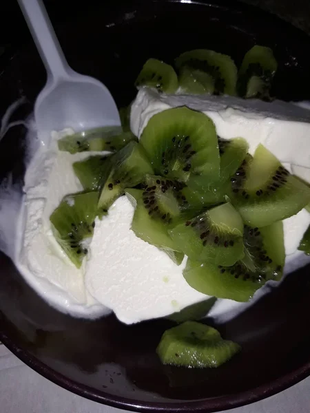 Piatto Gelato Kiwi Sul Tavolo — Foto Stock