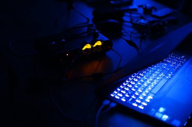 Masanın üzerinde duran dijital öge göstergeleri