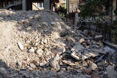 Etrafı taşlarla çevrili harabe bir inşaat alanı