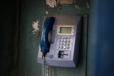 İstanbul 'da sinema ışığı olan eski mavi telefon kulübesi