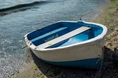 Deniz ve sahil manzaralı tekne.