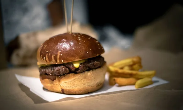 Patatesli çizburger.