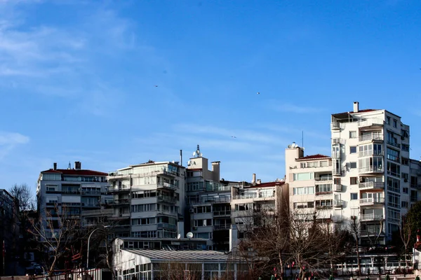 Mavi gökyüzü ile güzel bir ev. 
